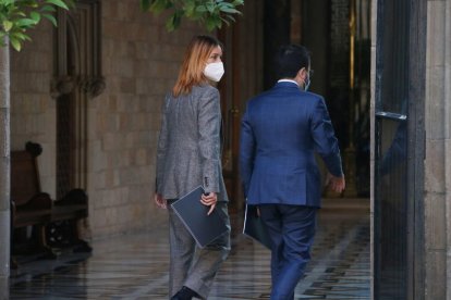 El presidente de la Generalitat, Pere Aragonès, caminando con la líder d'En Comú Podem en el Parlament, Jéssica Albiach, una vez cerrado el acuerdo de presupuestos.