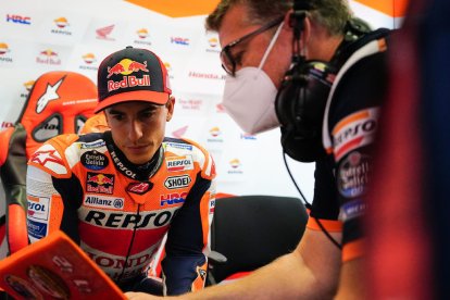 Marc Márquez analitza la sessió d’entrenaments lliures amb un membre del seu equip.