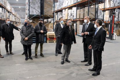 El conseller d’empresa, Ramon Tremosa (centre), va visitar ahir el centre logístic de Taurus a Oliana.