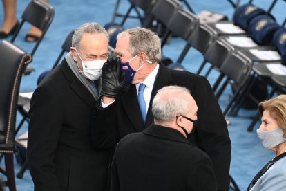 El líder demócrata en el Senado, Chuck Schumer, con el expresidente George Bush, el miércoles.