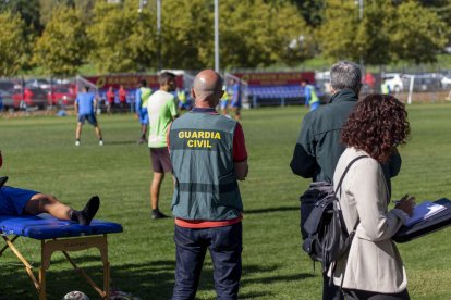 Agents de la Guàrdia Civil i inspectors de Treball el 5 d’octubre durant l’escorcoll al Lleida.