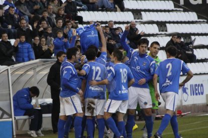 Los jugadores del Lleida Esportiu muestran la camiseta de Canario, al que dedicaron el gol