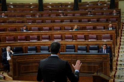 El president, Pedro Sánchez, mentre parla davant d’un Congrés gairebé buit a l’inici de la pandèmia.