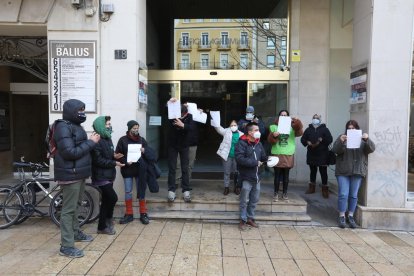 Protesta de miembros de la PAH ante la sede del PP en Lleida