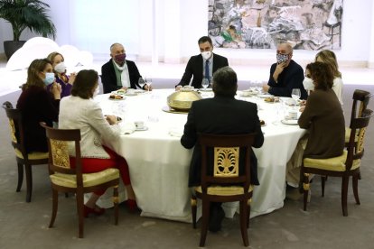 Sánchez desayunó ayer en Moncloa con los líderes de UGT, CCOO y los ministros económicos.