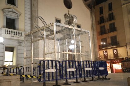 Una de les estructures nadalenques instal·lades a la plaça Sant Francesc de Lleida, encara sense il·luminar.