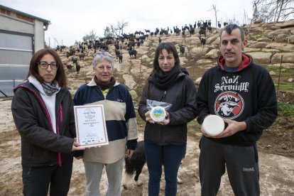 La família Prat mostra el formatge premiat als World Cheese.