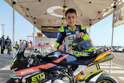 Aleix posa junto a la moto que pilota en las FIM MiniGP World Series que arrancaron hace una semana.