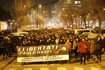 Unes dos mil persones van participar en la marxa de suport a Pablo Hasél ahir a la tarda a Lleida.