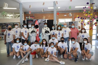 El instituto Guindàvols de Lleida presentó ayer su aportación al proyecto ‘Erasmus+ Smart Mobility’, con el que han diseñado trajes y robots para un hipotético viaje a la Luna.  