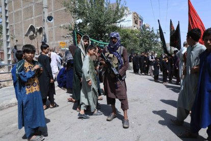 Un miliciano talibán patrulla por las calles de Jalababad, una de las ciudades más importantes del país, donde han habido protestas.