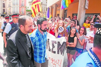 En 2017 tuvo que ser escoltado tras una misa en Tàrrega por sus críticas a los homosexuales. 