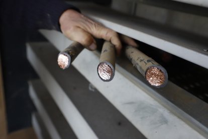 Más de 1.600 metros de cable de cobre  -  Son lo que se volverán a colocar para poner en marcha el bombeo en la estación de Castelló de Farfanya, en la foto, antes de que comience la campaña de regadío en de marzo. También se instalarán ala ...