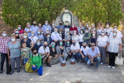 Foto de familia de los asistentes a la fiesta en la plazoleta del Parc de Sant Eloi de Tàrrega dedicada a Sant Magí.