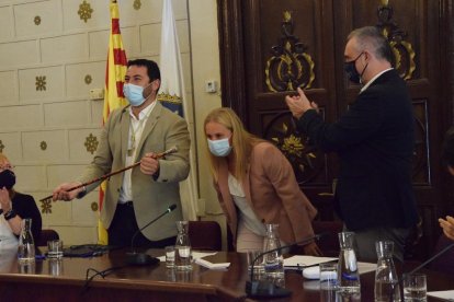 Viaplana recoge la vara de alcalde  -  Francesc Viaplana recogió ayer la vara de alcalde de manos de su predecesor Jordi Fàbrega que será vicealcalde de la capital del Alt Urgell hasta final del mandato en 2023 en virtud del acuerdo entre partid ...