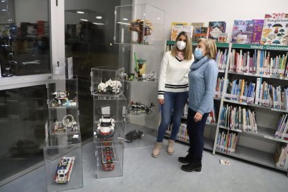 Elena Ionescu, mare de Cosmin, i l’alcaldessa de les Borges, Núria Palau, ahir durant la inauguració de la col·lecció a la biblioteca.