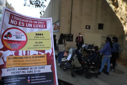 Imagen de un grupo de padres que protesta contra la subida. 