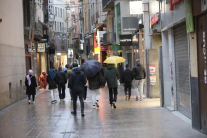 L’Eix Comercial de Lleida, ahir a la tarda amb la gran majoria d’establiments tancats.