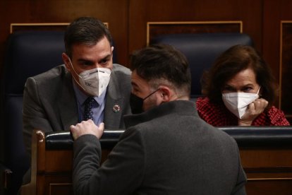 El president del Govern, Pedro Sánchez, conversant amb el portaveu d’ERC, Gabriel Rufián, al Congrés amb Carmen Calvo.