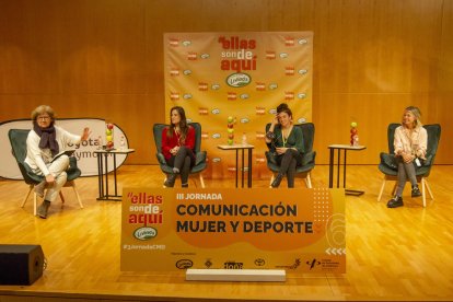 Olga Viza, durante la tertulia con las judokas López y Usabart y la medallista olímpica María Vasco.