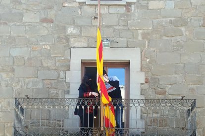 Duelo oficial en Sanaüja  -  La propia alcaldesa de la localidad natal de Joan Margarit, Gemma Martínez Sangrà, ayudó a arriar hasta media asta la senyera del balcón del ayuntamiento, que decretó tres días de luto oficial por el fallecimient ...