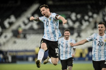 Leo Messi celebra eufórico el tanto de falta que ponía en ventaja al combinado albiceleste.