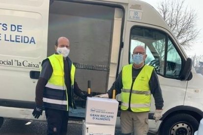 Entrega de alimentos de ONCE en Lleida, ayer. 