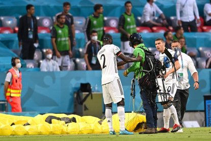 Jugadores de la selección alemana, junto al activista de Greenpeace que aterrizó en el Allianz Arena.