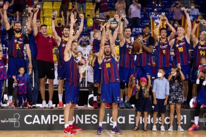 El tarraguense Pierre Oriola levanta el trofeo de campeón, con Pau Gasol a su lado, que sostiene a su hija Elisabet Gianna.