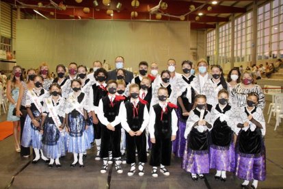 Fotografía de grupo de las ‘pubilles’ y ‘hereus’ junto al alcalde en el primer día de fiesta mayor. 