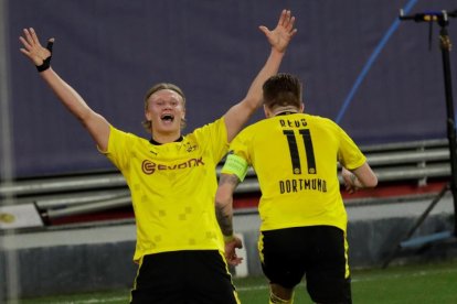 Haaland celebra uno de sus goles con Marco Reus.