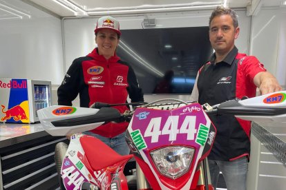 Laia Sanz, junto a Eric Augé y la moto que pilotará en el Mundial.