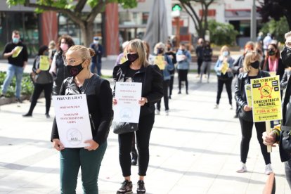 Algunes de les manifestants, durant la concentració a la plaça Cervantes de Lleida.