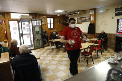 El interior del bar Cal Pó de Belianes, hace unos días durante el horario de apertura al mediodía.