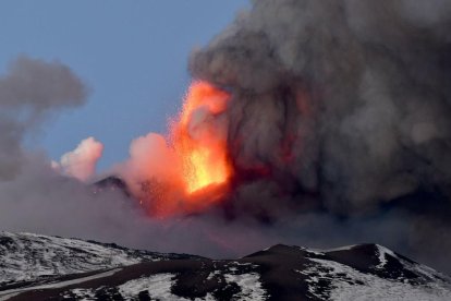 El volcán Etna, situado en Sicilia, levantó una columna de humo de más de un kilómetro de altura.