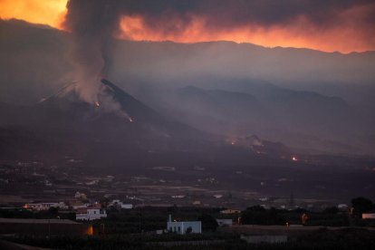 El volcán sigue emitiendo nubes de ceniza.