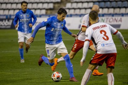 Abel Molinero, marcat per l’exblau Cristian Gómez, encara el defensa Jordi Cano.