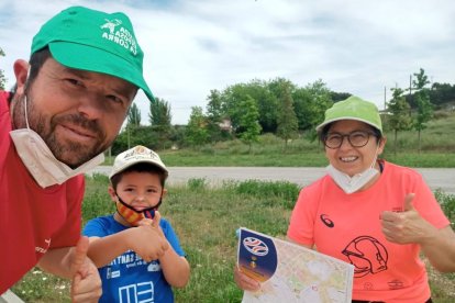 Una família que va participar en l’activitat d’orientació.