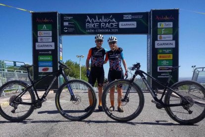 Toni Moreno i Ramona Gabriel, abans d’iniciar la primera etapa de l’Andalusia Bike Race.