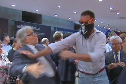 Josep Sánchez Llibre y Teresa Cunillera siendo empujados durante el asalto de 2013 a Blanquerna.