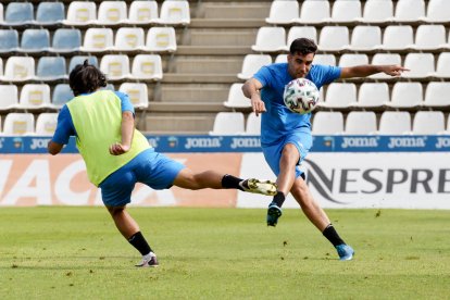 Un momento de la sesión de entrenamiento que el Lleida hizo ayer en el Camp d’Esports.