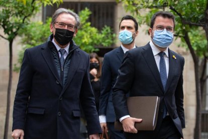 El conseller de Economía, Jaume Giró, y el president, Pere Aragonès, ayer tras el Consell Executiu.