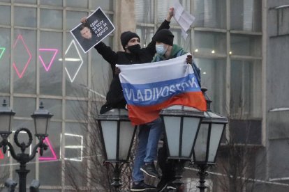 Manifestants enfilats en un fanal a Moscou, ahir.