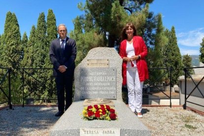 Torra y Borràs, ayer, junto a la tumba de Pompeu Fabra, en el cementerio de Prada de Conflent.