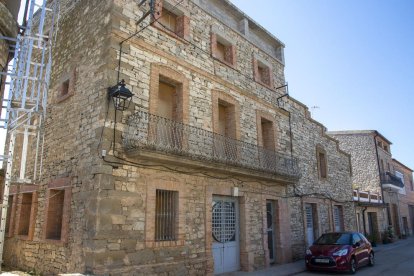 El edificio de las antiguas escuelas de Tarroja de Segarra, que acogerán el consultorio médico. 