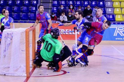 Oriol Vives, en una acción ofensiva del Finques Prats Lleida, ayer en la pista del líder de la OK Liga, el Barcelona.