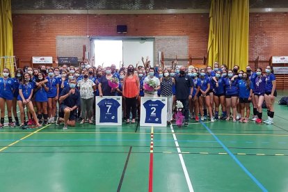 Jugadoras, técnicos y directivos del club posan con las homenajeadas Montse Nadal y Montse Manuel.