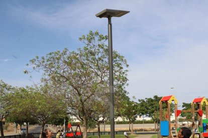 La farola solar instalada en el parque de Ciutat Jardí