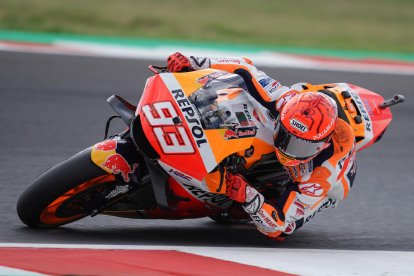 Marc Márquez negociant un revolt ahir durant els entrenaments a Misano.