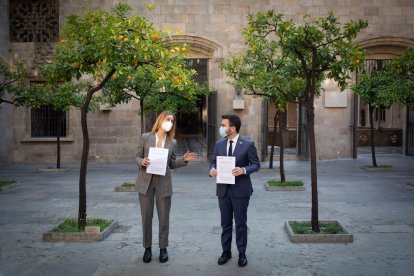 Aragonès y Albiach presentando ayer el acuerdo en el Pati del Tarongers de la Generalitat.